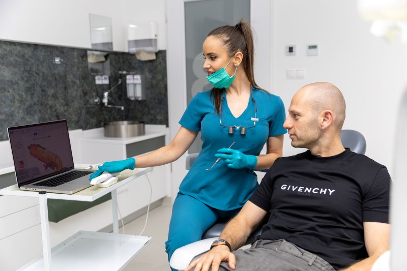 dr-bona-anett-bonadent-mosolytervezes-124 Dr. Bóna Anett fogszakorvos figyelmesen egyeztet páciensével a kezelési tervről